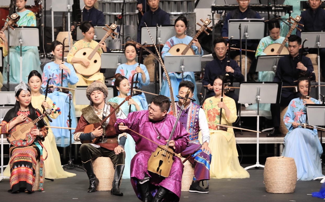 文汇app: 上海民族乐团《国乐咏中华》全球首演,返场曲目《再唱山歌给
