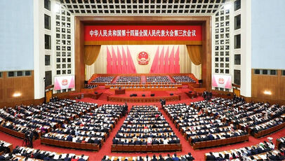 学院教师热议2025年全国两 ...